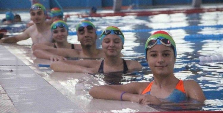 Elazığlı sporcular, şampiyonluk için kulaç atıyor
