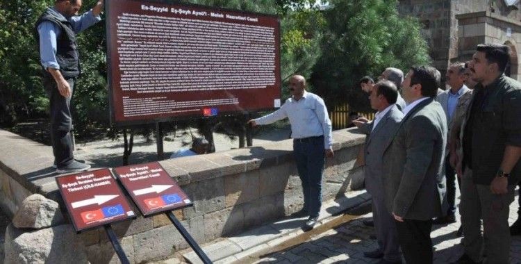 Kaymakam Ocak, tarihi Esenlik köyünü ziyaret ederek yönlendirme tabelalarının yerleştirmesini gerçekleştirdi
