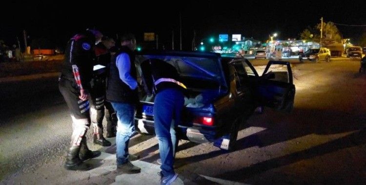 Burdur'da polisin şok uygulamasında 2 ruhsatsız silah ele geçirildi