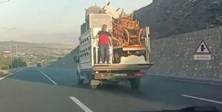 Eşya yüklü kamyonetin arkasında tehlikeli yolculuk
