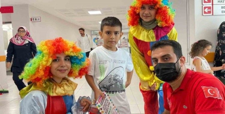 Hastane tedavi gören çocuklara gönüllü gençlerden moral etkinliği
