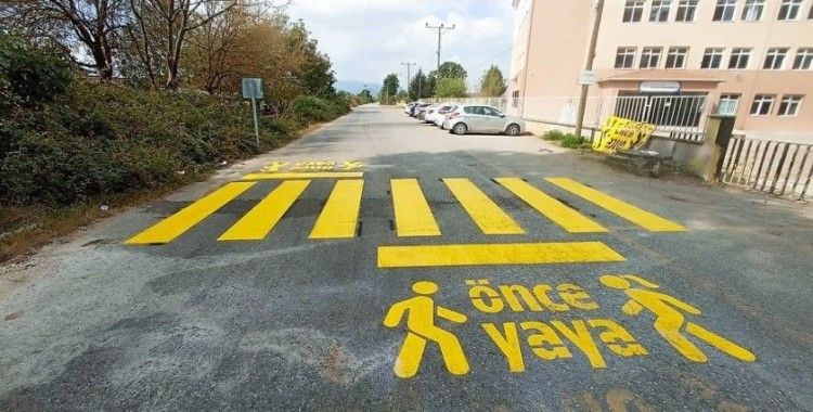 Köy yollarında önce yaya çizgisi
