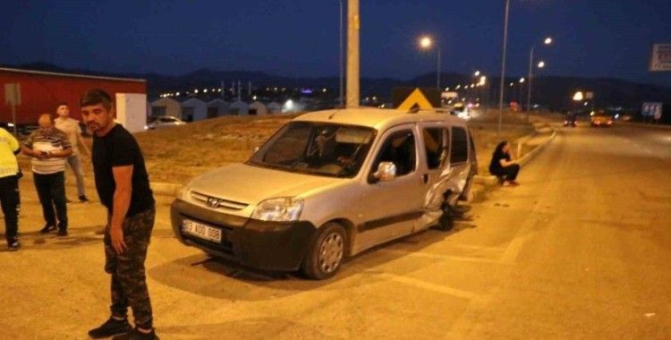 İki aracın çarpıştığı kazada yolcular yaralandı
