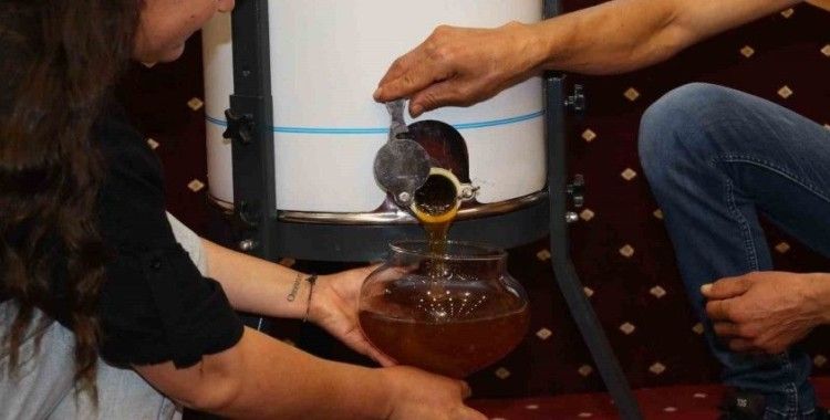 Sezonun ilk çam balı 61 bin TL’ye satıldı
