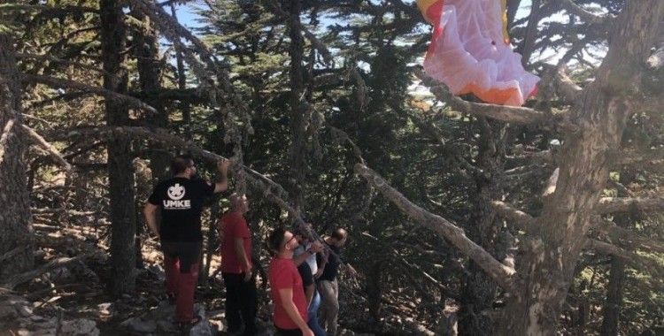 Fethiye’de yamaç paraşütü ağaca dolanan turist kurtarıldı
