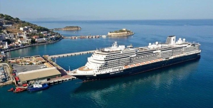 Kuşadası'na dev kruvaziyerle 2 bin 600 turist geldi