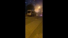 Ataşehir’de park halindeki minibüs alev alev yandı
