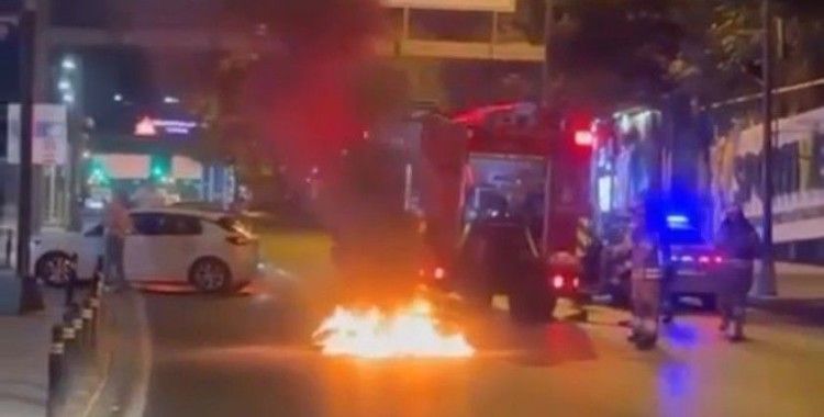 Beşiktaş’ta seyir halindeki motosiklet alev alev yandı
