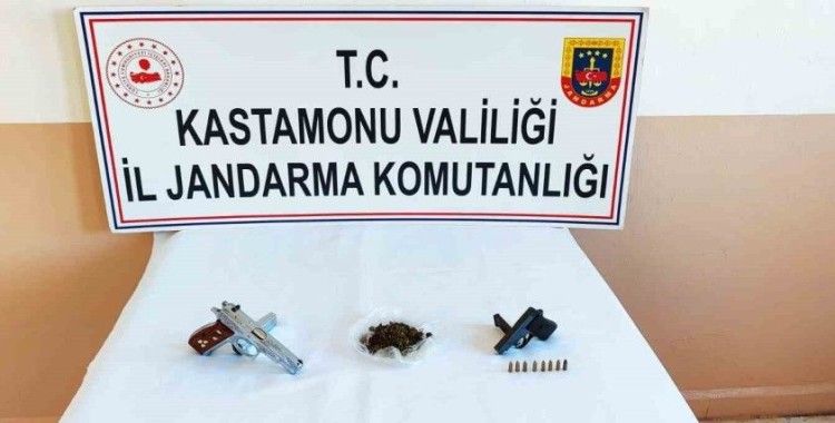 Jandarma ekiplerinin şüphesi ele verdi, durdurulan araçta esrar ele geçirdi: 3 gözaltı
