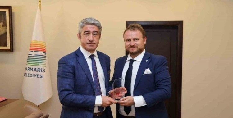 Başkan Oktay’a plaket
