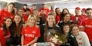 THY'den A Milli Kadın Voleybol Takımı'na uçakta sürpriz kutlama