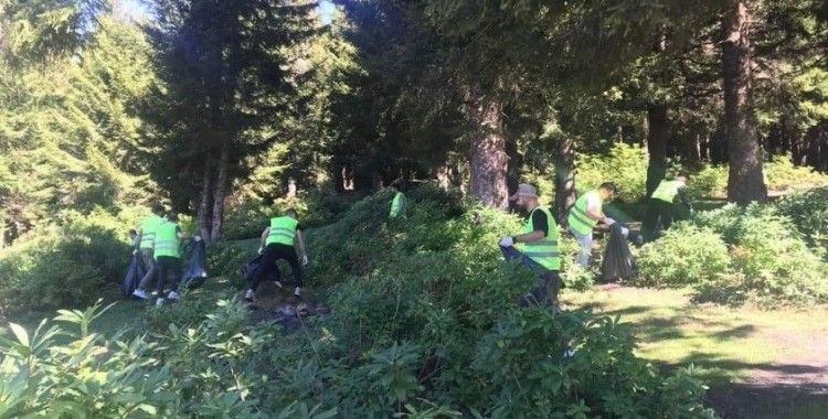 Yaylacıların bıraktığı çöpler temizleniyor
