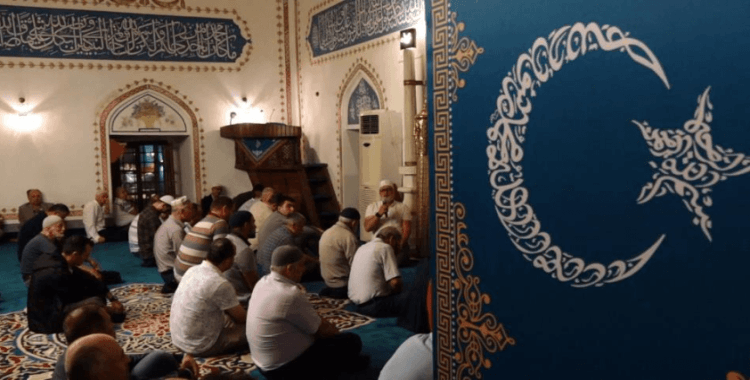 Mevlit Kandili'nde eller semaya açıldı