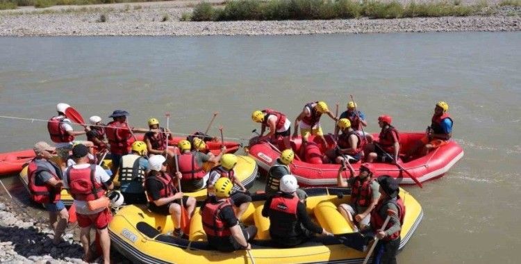 Masalsı kanyon arasında rafting keyfi
