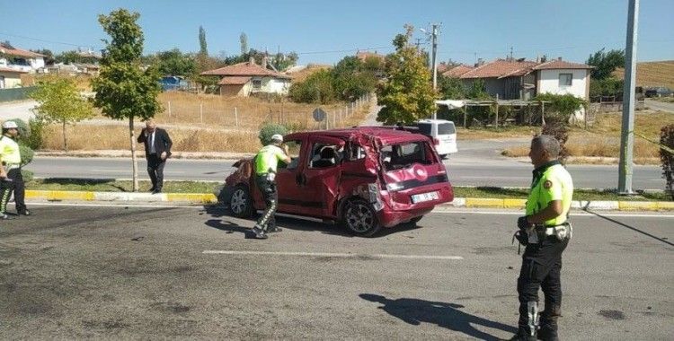 Ters yöne giren çekici ile ticari araç çarpıştı: 5 yaralı