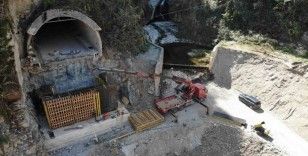 Heyelan nedeniyle yıkılan yolda çalışmalar sürüyor
