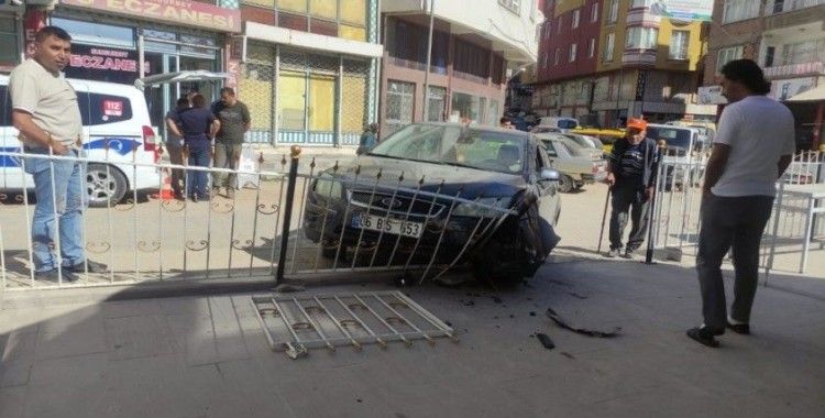 Kontrolden çıkan otomobil cami avlusuna daldı