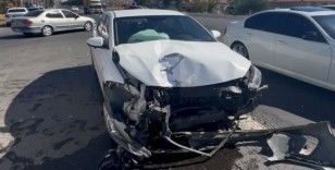 Hafif ticari araçla otomobil çarpıştı: 3 yaralı