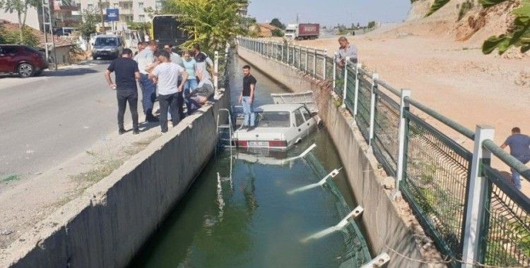 Sulama kanalına uçan araçtaki 2 kişiyi vatandaşlar kurtardı