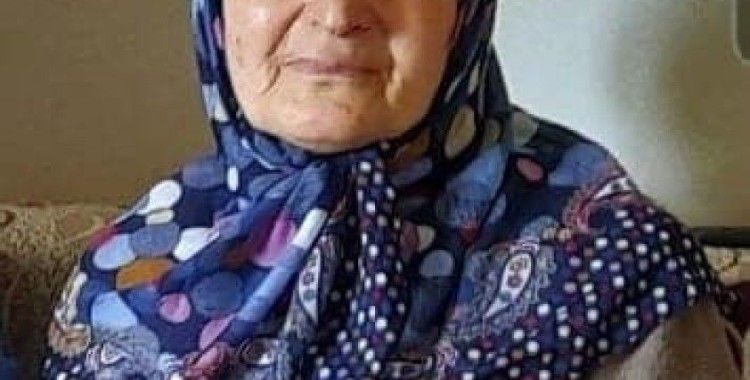 Devrilen traktörün altında kalan kadın yaşam savaşına yenik düştü
