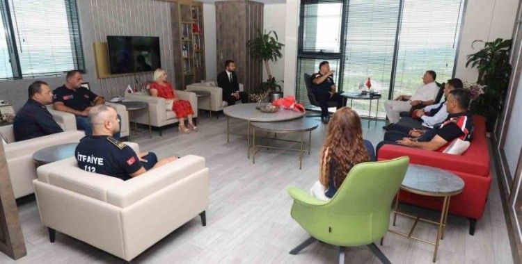 İtfaiye Haftası’nda Hatay Büyükşehir Belediyesi itfaiye ekibinden Başkan Savaş’a ziyaret
