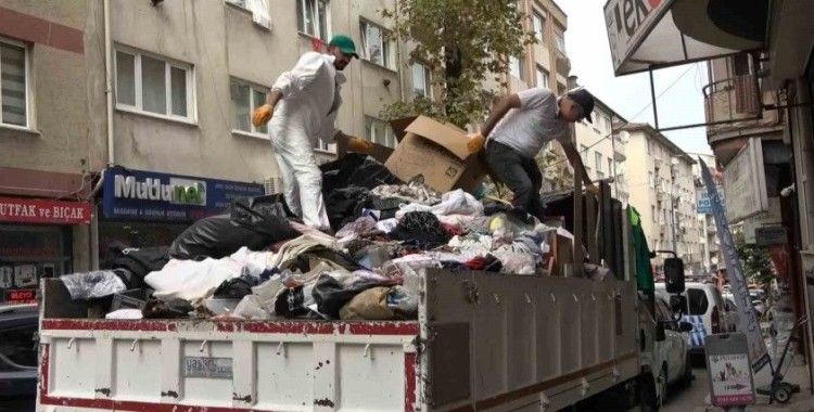 Sokak sokak çöp topladı, babasının evinde biriktirdi
