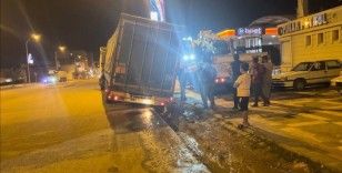 Su yüklü tır yarılan asfalta düştü
