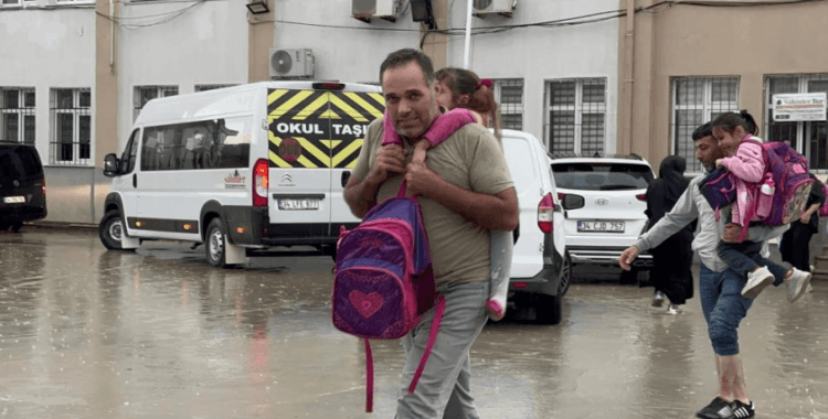 Okulda mahsur kalan minikleri itfaiye kurtardı, o anlar kamerada