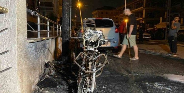 Beylikdüzü’nde doğal gaz kutusu alev alev yandı, 1 motosiklet küle döndü
