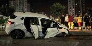 Adana’da otomobil sinyalizasyon direğine çarpıp kaldırıma çıktı: 1 ölü, 3 yaralı
