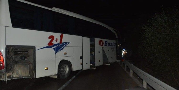 Afyonkarahisar’da yağmurda kayan yolcu otobüsüne arkadan gelen tır çarptı: 4 yaralı