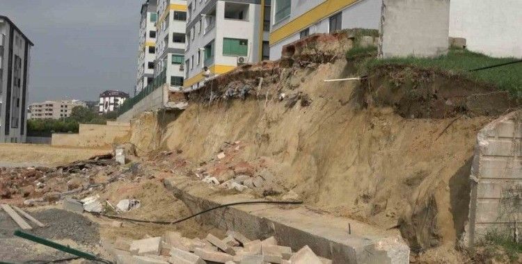 (Özel) Facianın eşiğinden döndüler...4 blok 8 katlı sitenin istinat duvarı böyle çöktü
