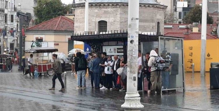 Taksim’de yağmur etkili oldu: Beyoğlu’nun ara sokaklarında ortaya şelaleyi andıran görüntüler çıktı