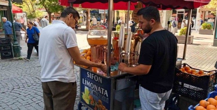 Vatandaşlar mevsim geçişlerinde hastalıklara önlem olarak portakal suyu içiyor