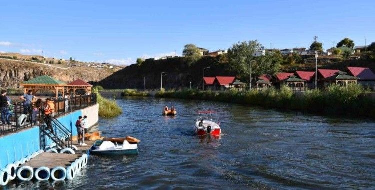 Kura Nehri’nde deniz bisikleti ve tekne keyfi