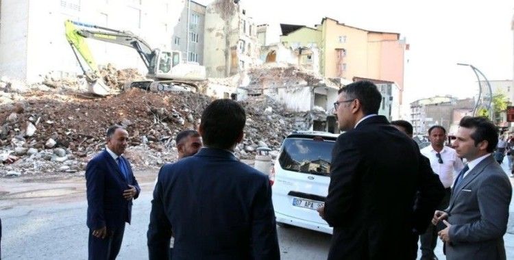 Vali Çelik, eski öğretmen evi yıkımında inceleme yaptı
