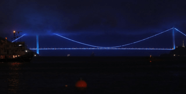 İstanbul'daki köprüler Dünya Denizcilik Günü için ışıklandırıldı
