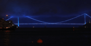 İstanbul'daki köprüler Dünya Denizcilik Günü için ışıklandırıldı
