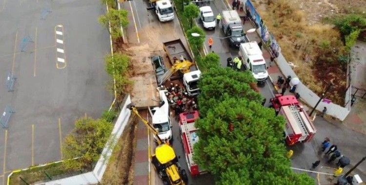 Pendik'te çöken istinat duvarı nedeniyle servis aracına sıkışan kişi kurtarıldı