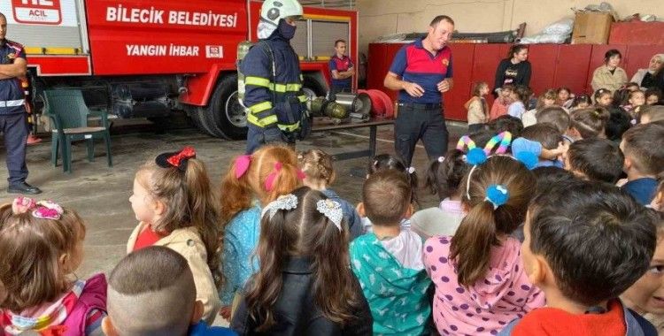 Minik öğrencilerden itfaiyeye aracına hayran kaldı
