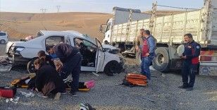 Ağrı'da otomobil ile tırın çapıştığı kazada 2 kişi öldü, 2 kişi yaralandı