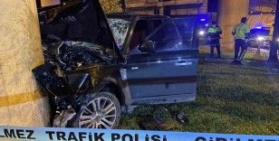 Şişli’de tünelden çıkan lüks cip hızını alamayarak beton direğe çarptı: 1’i ağır 4 yaralı
