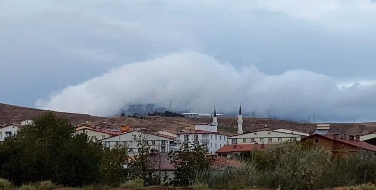 Tatvan’da yağmur bulutları görsel şölen oluşturdu
