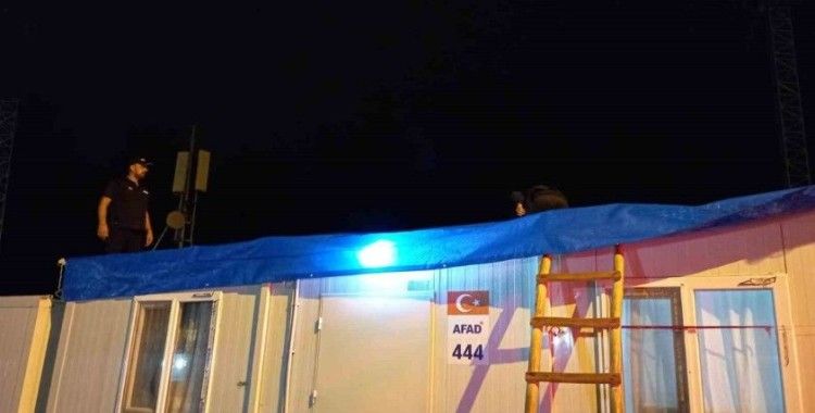 Yağmur sonrası AFAD personeli, depremzedelerin yardımına koştu
