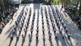Cumhuriyetin 100’üncü yılında 100 kişi zeybek oynadı
