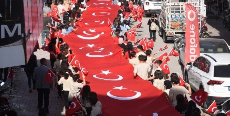 Osmaniye’de 29 Ekim Cumhuriyet Bayramı etkinlikleri 100 metrelik bayrak yürüyüşüyle başladı

