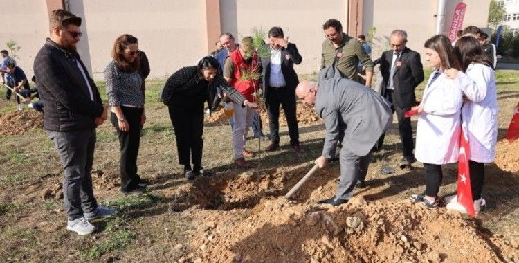 Cumhuriyetin 100. yılı için fidanlar toprakla buluştu
