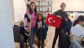 Ortaokul öğrencileri, 100. yıl için 100 kitap ve 100 bayrak dağıttı
