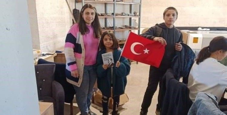 Ortaokul öğrencileri, 100. yıl için 100 kitap ve 100 bayrak dağıttı

