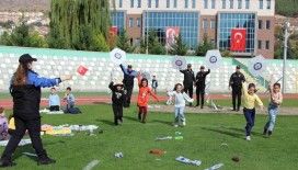 Amasya’da polisler Cumhuriyet’in 100. yılında 100 çocukla uçurtma uçurdu
